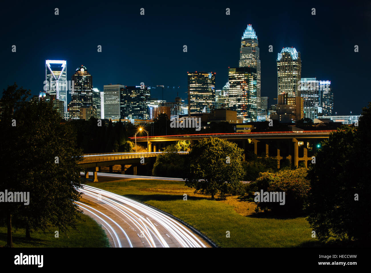 Une longue exposition de la circulation sur l'autoroute de l'Andrew Jackson et d'afficher de l'Uptown Charlotte skyline at night, du pont de l'Avenue centrale, à Charlotte Banque D'Images