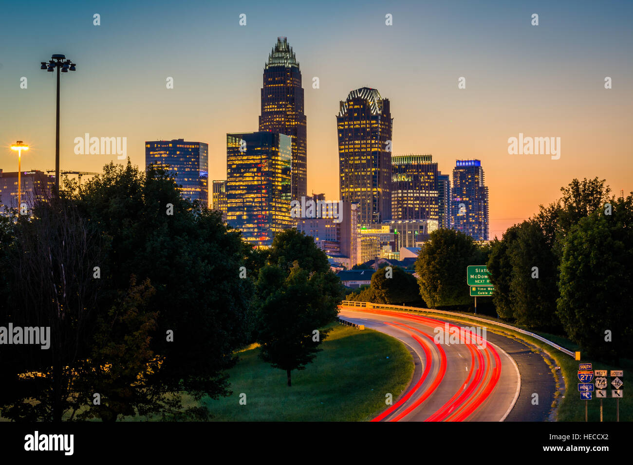 Une longue exposition de la circulation sur l'autoroute de l'Andrew Jackson et d'afficher de l'Uptown Charlotte skyline at night, du pont de l'Avenue centrale, à Charlotte Banque D'Images