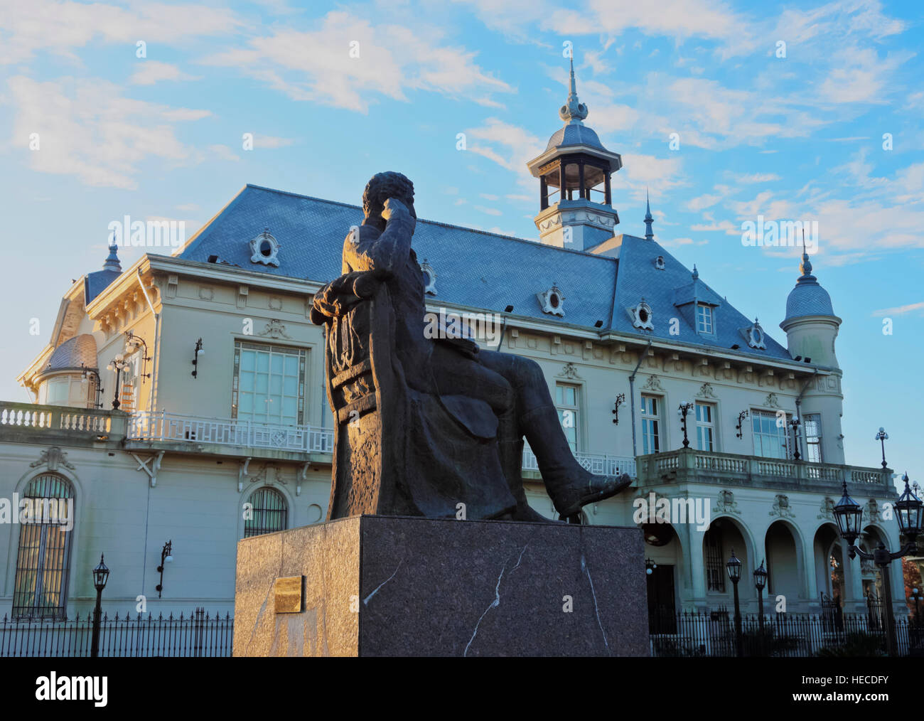 Argentine, Province de Buenos Aires, Tigre, vue sur le Monument General Manuel Belgrano devant le Musée Municipal des Beaux-Arts Banque D'Images