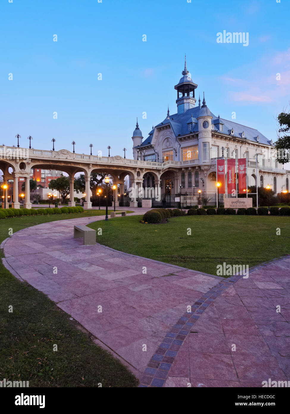 Argentine, Province de Buenos Aires, Tigre, Crépuscule vue du Musée municipal des beaux-arts. Banque D'Images