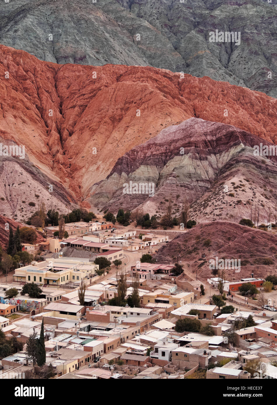 Argentine, Province de Jujuy, Purmamarca, élevée sur la ville et la colline des sept couleurs(Cerro de los Siete Colores). Banque D'Images