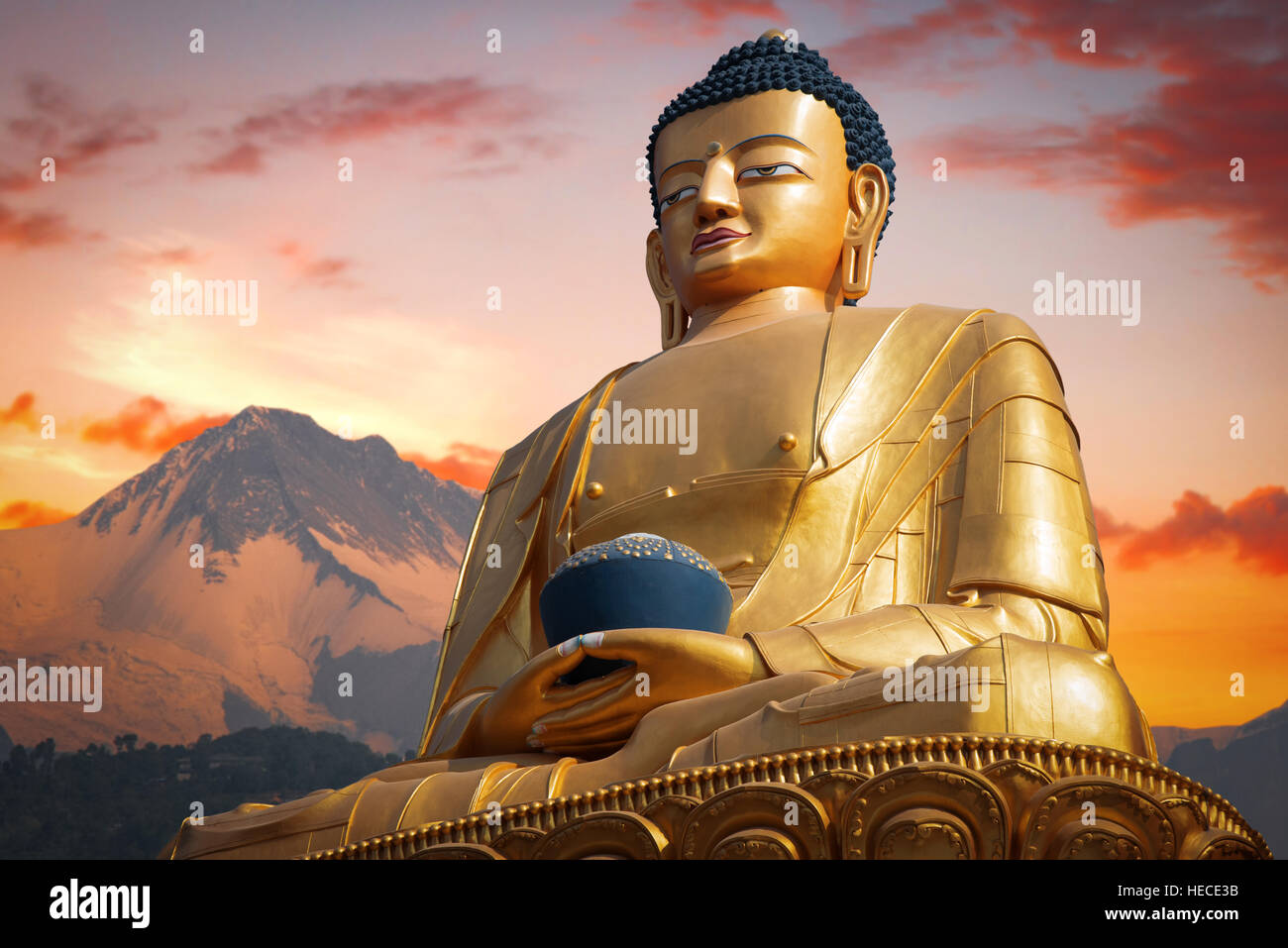 Golden Buddha à Katmandou sur fond de montagnes de l'himalaya Banque D'Images