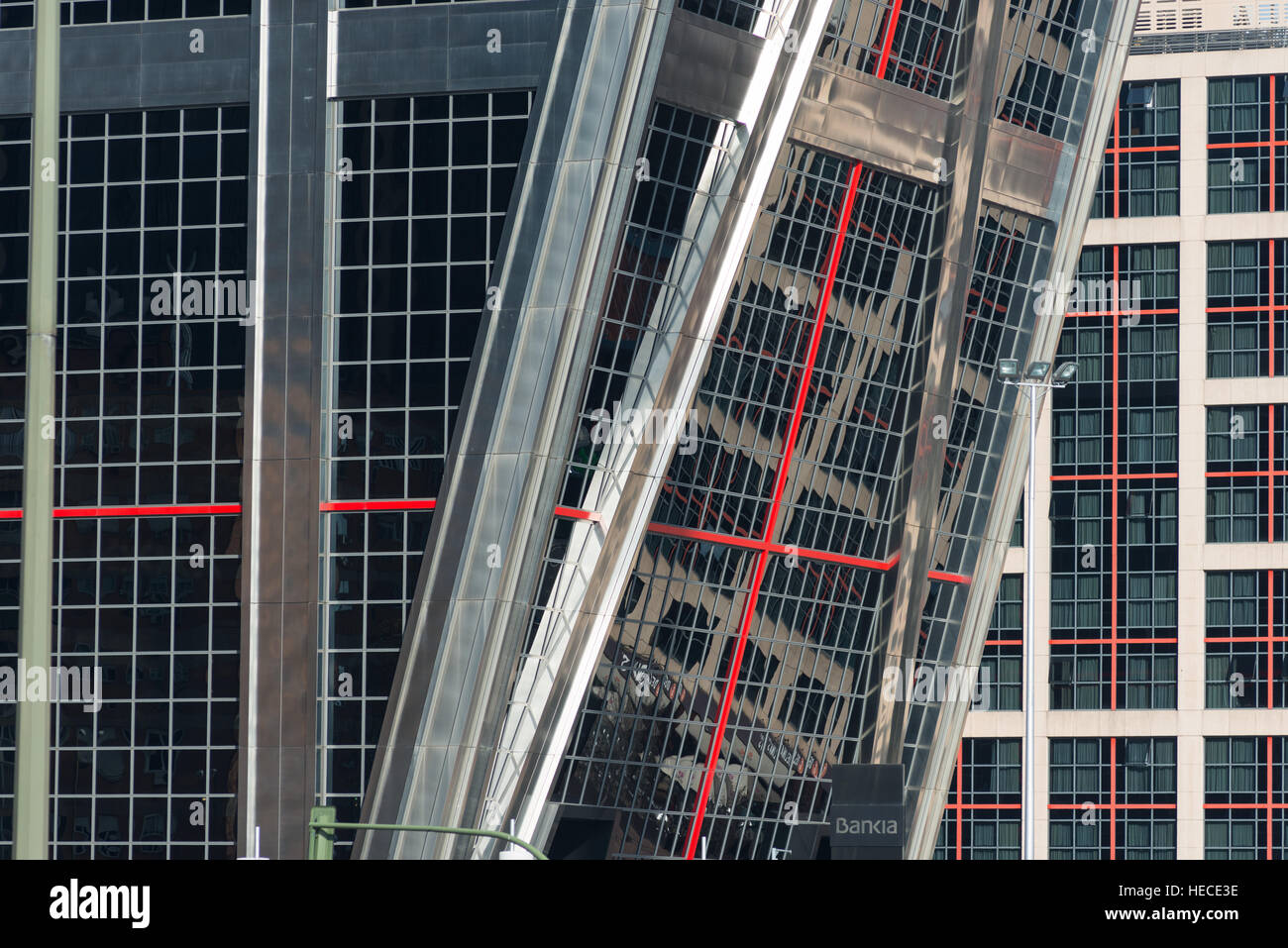 Résumé image contenant une des tours Kio Torres penchée à Puerta de Europa, à Madrid, Espagne. Banque D'Images