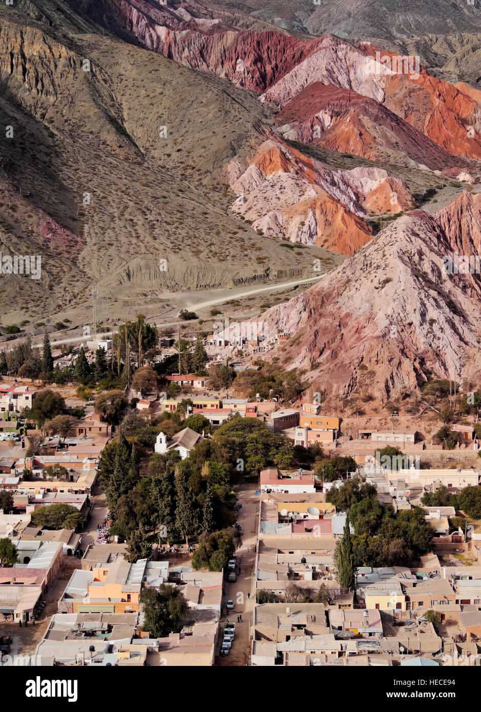 Argentine, Province de Jujuy, Purmamarca, élevée sur la ville et la colline des sept couleurs(Cerro de los Siete Colores). Banque D'Images