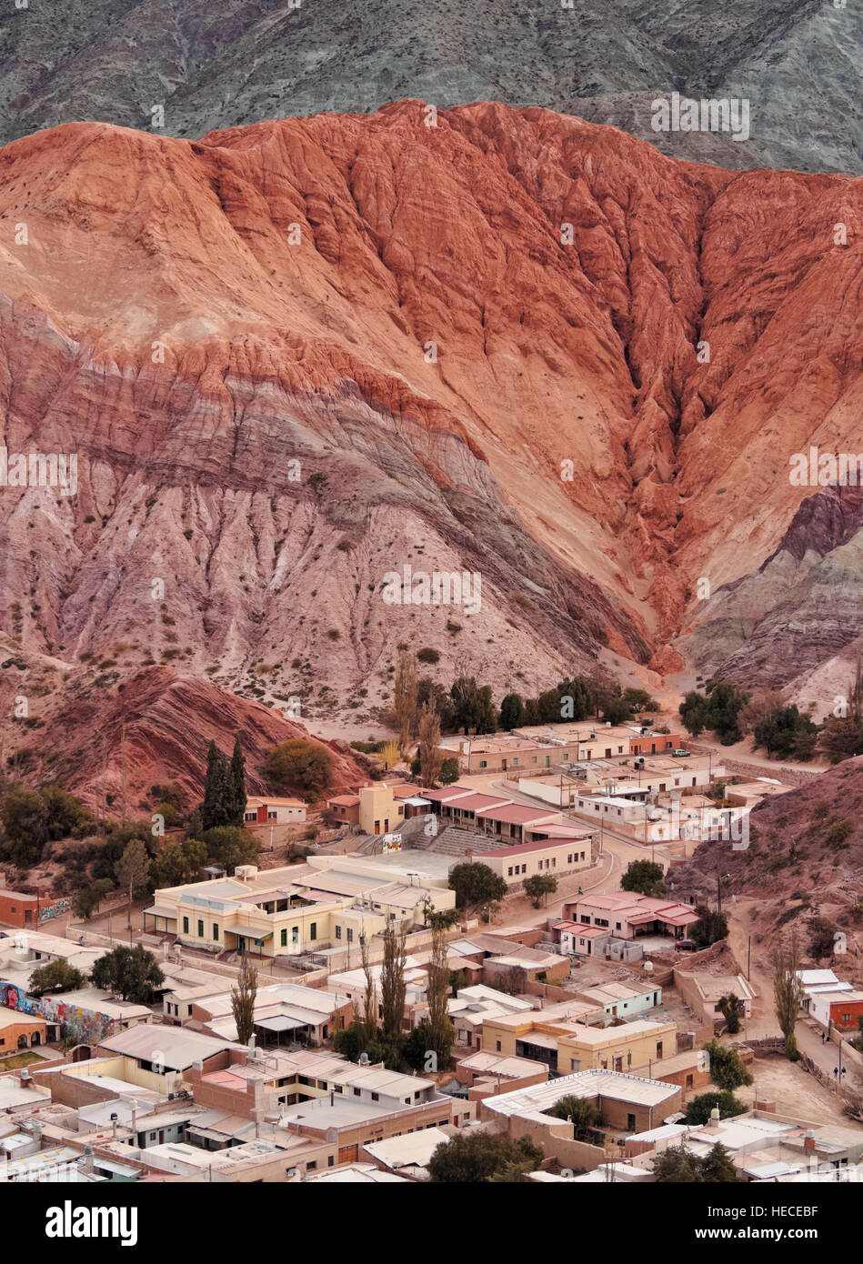 Argentine, Province de Jujuy, Purmamarca, élevée sur la ville et la colline des sept couleurs(Cerro de los Siete Colores). Banque D'Images