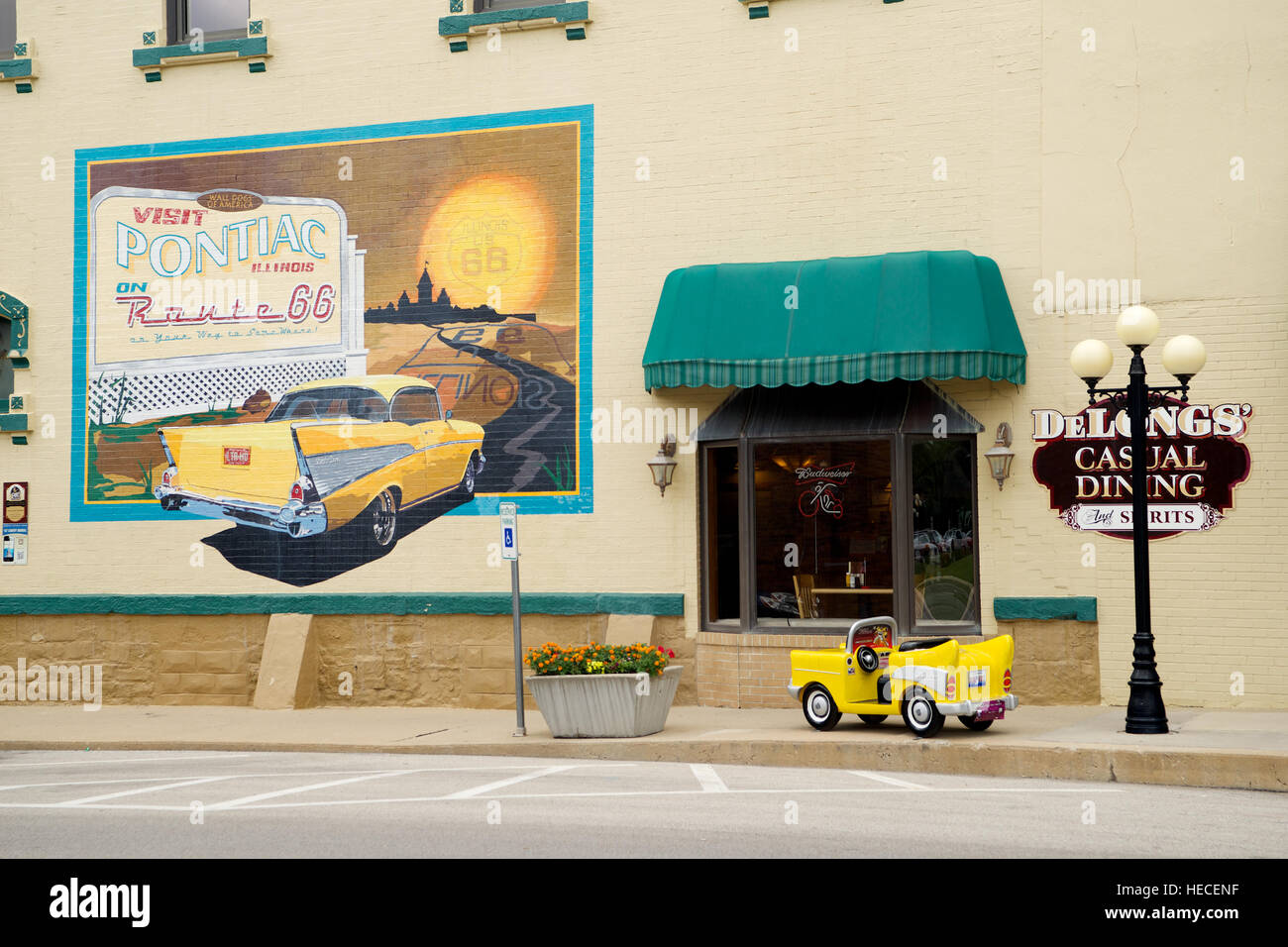 Souvenirs de la route 66, peinture murale et Miniature de voiture, le centre-ville de Pontiac, Livingston County, Illinois, États-Unis. Banque D'Images