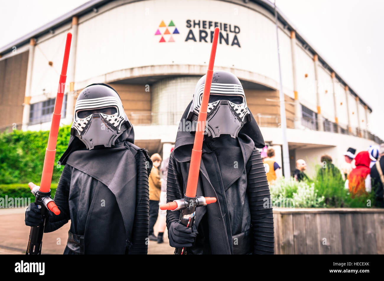 Les jeunes cosplayeurs déguisés en 'Kylo ren' de 'La Force' éveille à la Convention Cosplay Yorkshire à Sheffield Arena Banque D'Images