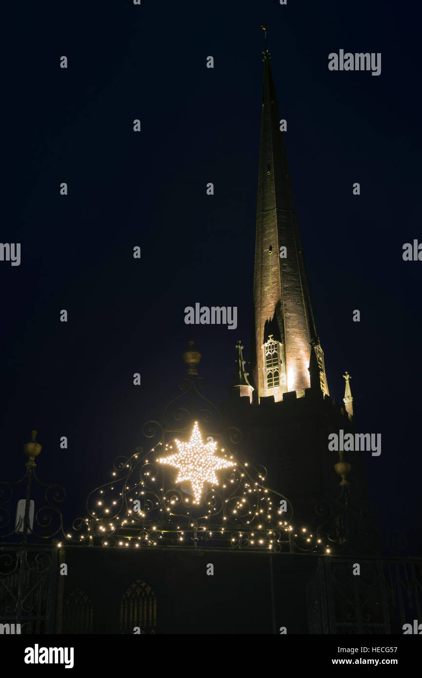 L'étoile de Noël dans la nuit sur la porte de l'église de St Marie la Vierge et St Marie Madeleine, Tetbury, Gloucestershire, en Angleterre Banque D'Images