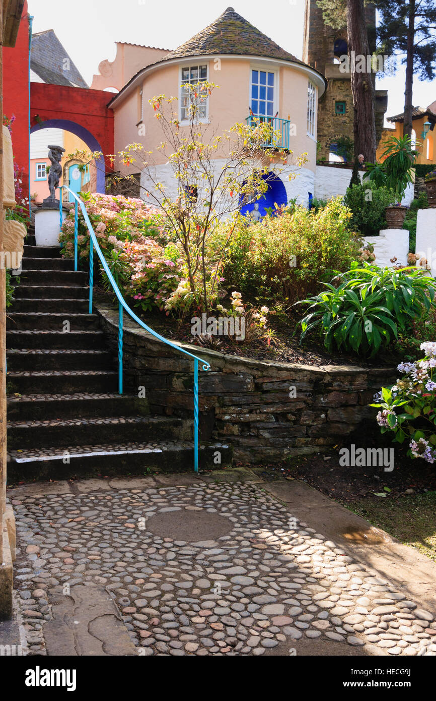 Rails étapes conduisant à la maison ronde (prisonnier 6 cottage dans la série TV) à l'Italienne Portmeiron village. Banque D'Images