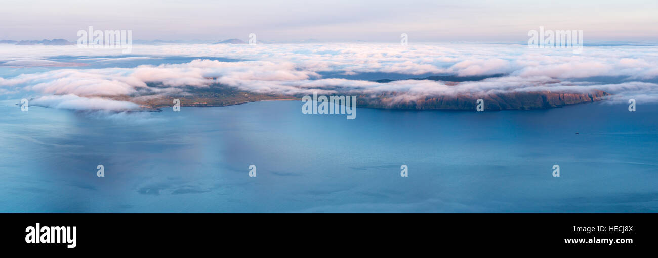 À l'égard de l'île de Eigg depuis le point le plus haut sur le rhum, les Hébrides intérieures, de l'Écosse. Banque D'Images