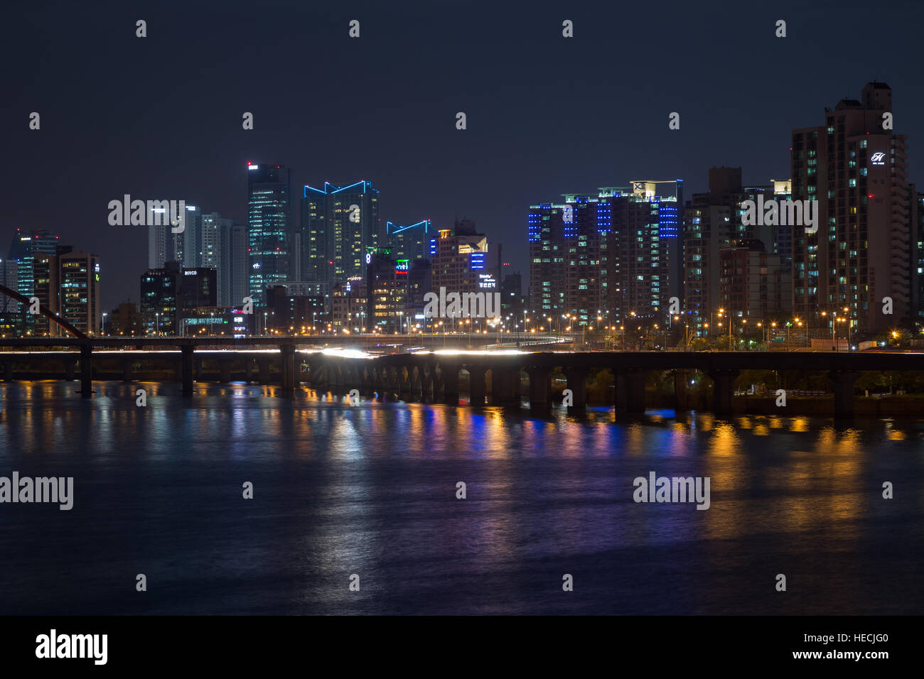 Allumé résidentiel le long de la rivière Han à Séoul, Corée du Sud, de nuit. Banque D'Images