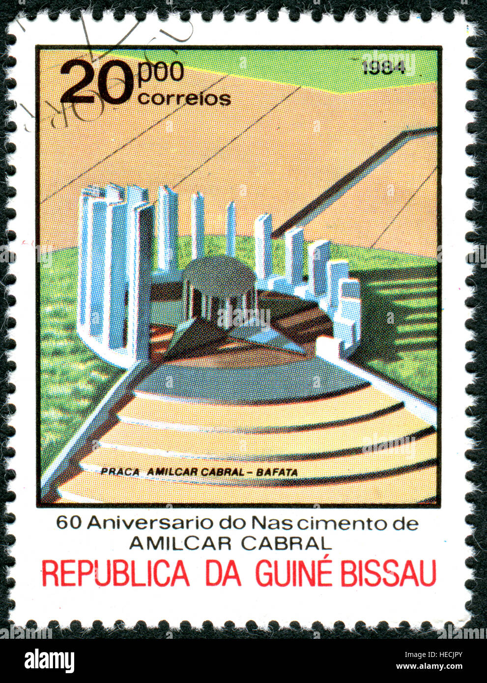 Un timbre imprimé en Guinée-Bissau, dédié à 60e anniversaire de naissance, Amilcar Cabral montre le Memorial Building, Bafata. Banque D'Images