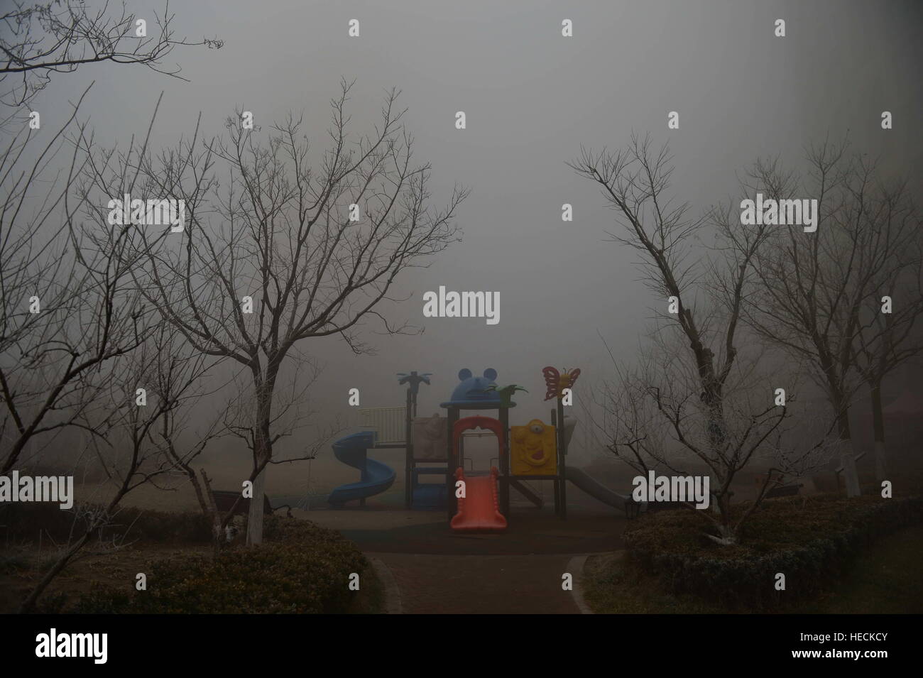 Tianjin, Chine. Dec 19, 2016. Photos prises le 19 décembre 2016 montre les installations publiques enveloppé dans le smog à Tianjin, Chine. Le smog grave continué de linceul du nord de la Chine et même aggravée fin lundi, perturbant la vie dans des dizaines de villes. © Xinhua/Alamy Live News Banque D'Images