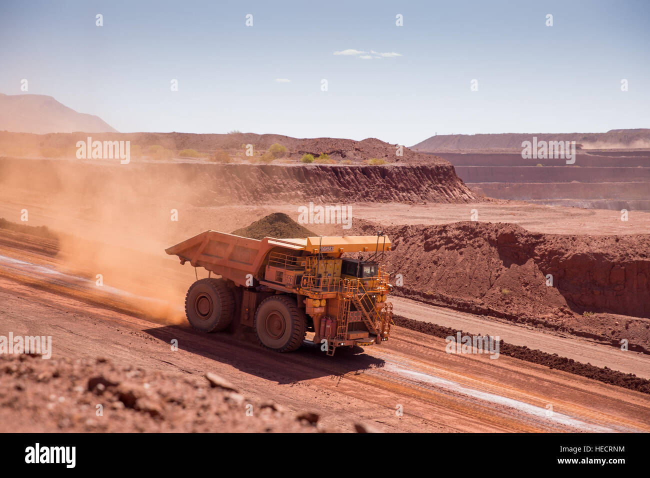 (161220) -- SYDNEY, le 20 décembre 2016 (Xinhua) -- Un chariot autonome transporte le minerai de fer de Rio Tinto Ltd.'Nammuldi ci-dessous le tableau de l'eau dans les mines de la région de Pilbara, Australie, le 14 décembre 2016. Rio Tinto est actuellement en négociations avec les décideurs d'acier Baosteel Group et groupe Shougang sur un nouveau mécanisme de fixation des prix pour son minerai australien, mais les principaux clients n'ont pas encore accepté les conditions. L'offre de la recherche d'un nouveau mécanisme de fixation des prix pour son minerai de fer avec les clients chinois est justifiée étant donné l'ascenseur dans les prix du charbon à coke, chef de la Jean-Sebastian Jacques croit. (Xinhua/Matt Burge Banque D'Images