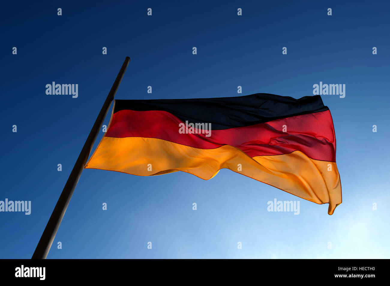 Dresde, Allemagne. 18Th Oct, 2016. Un drapeau allemand battant en berne après l'attaque présumée à Berlin, à l'extérieur de la chancellerie d'état de Dresde, Allemagne, 20 décembre 2016. Photo : Arno Burgi/dpa-Zentralbild/dpa/Alamy Live News Banque D'Images