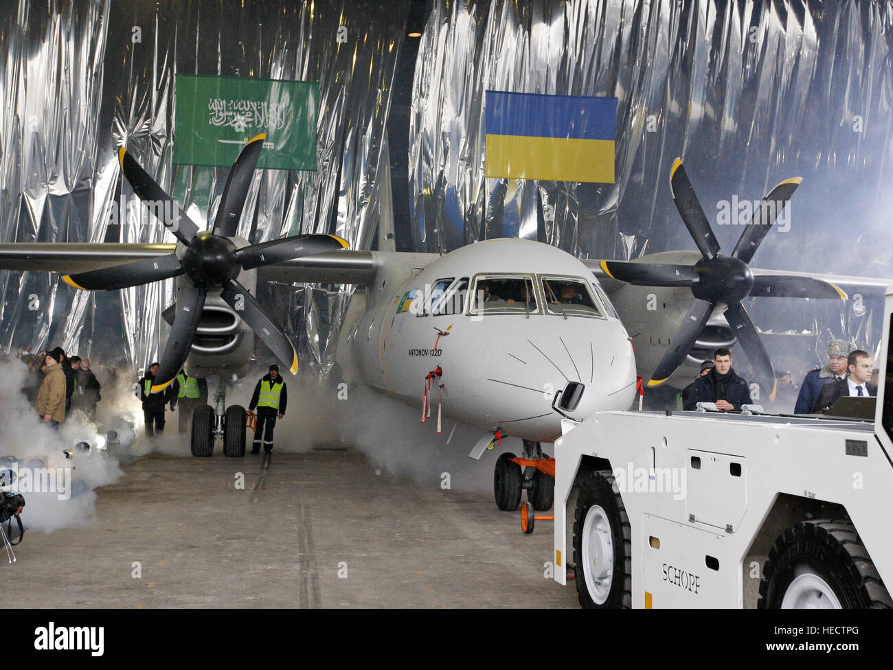 Kiev, Ukraine. 18Th Oct, 2016. Les gens regardent le nouveau ''AN-132D'''avion au cours de la présentation à l'usine d'avions Antonov à Kiev, Ukraine, le 20 décembre, 2016. ''AN-132D'' light multipurpose aircraft est un projet commun de société Antonov et sociétés d'Arabie Saoudite, et peut être utilisé pour des fins militaires et civiles. ''AN-132D'' est destiné à l'utilisation à court et moyen-courriers, et peut transporter 9,2 tonnes de fret. © Serg Glovny/ZUMA/Alamy Fil Live News Banque D'Images