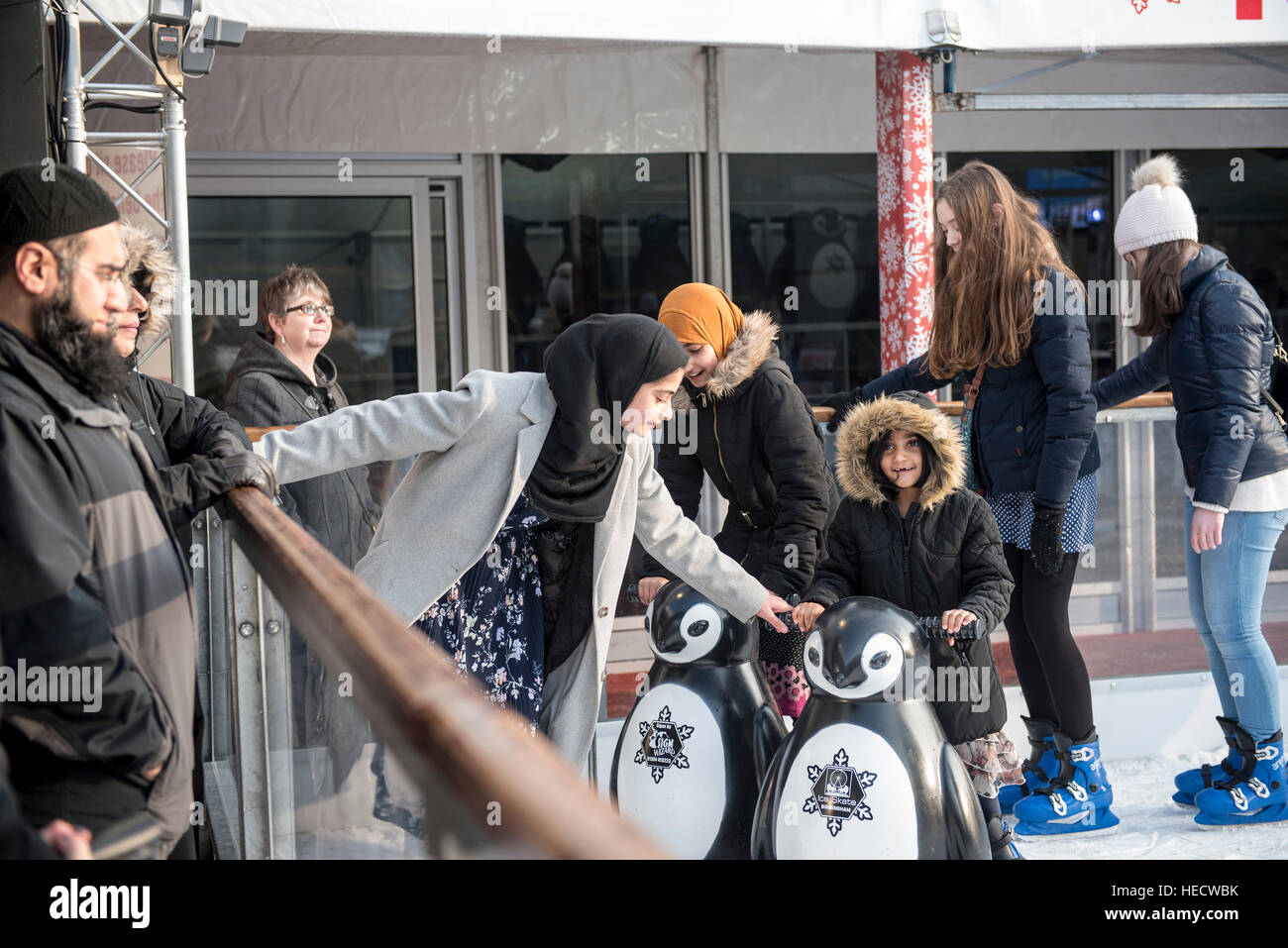 Les familles et les enfants s'amuser sur une patinoire, Birmingham Banque D'Images