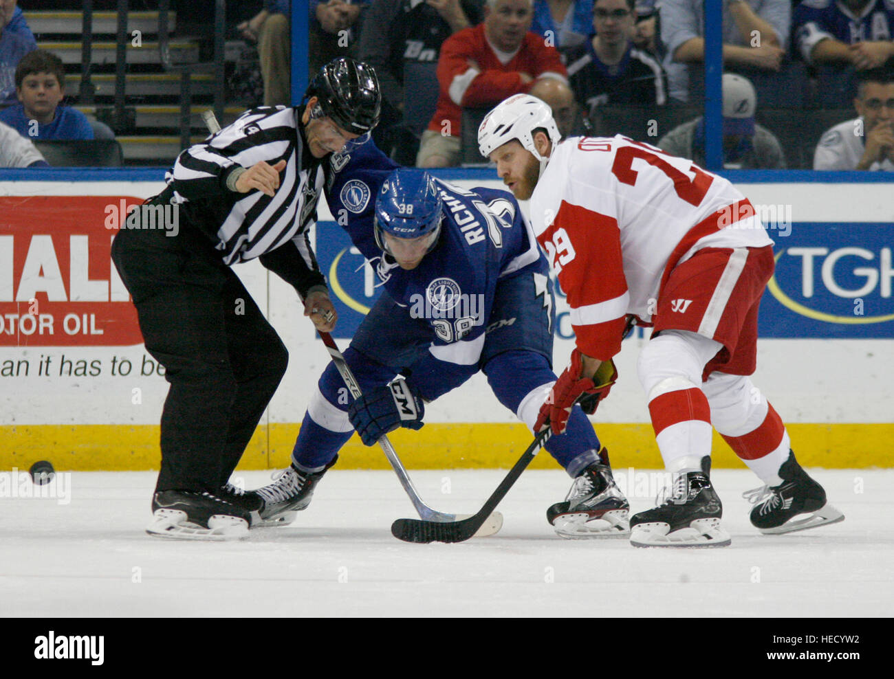 Tampa, Floride, USA. 18Th Oct, 2016. Le Lightning de Tampa Bay center Tanner Richard (38) doit affronter les Red Wings de Detroit Steve Ott Centre (29) au cours de la première période du mardi (12/20/16) match entre le Lightning de Tampa Bay et les Red Wings de Detroit à l'Amalie Arena à Tampa. © R. Douglas Clifford/Tampa Bay Times/ZUMA/Alamy Fil Live News Banque D'Images