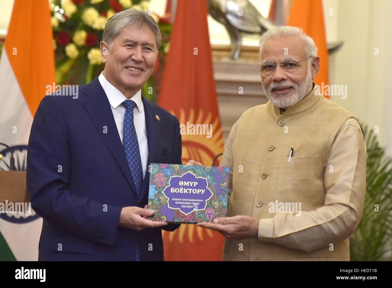Le Premier Ministre indien Narendra Modi Président Almazbek Atambayev Kirghizistan présente une traduction de poèmes indiens le 20 décembre 2016 à New Delhi, en Inde. Banque D'Images