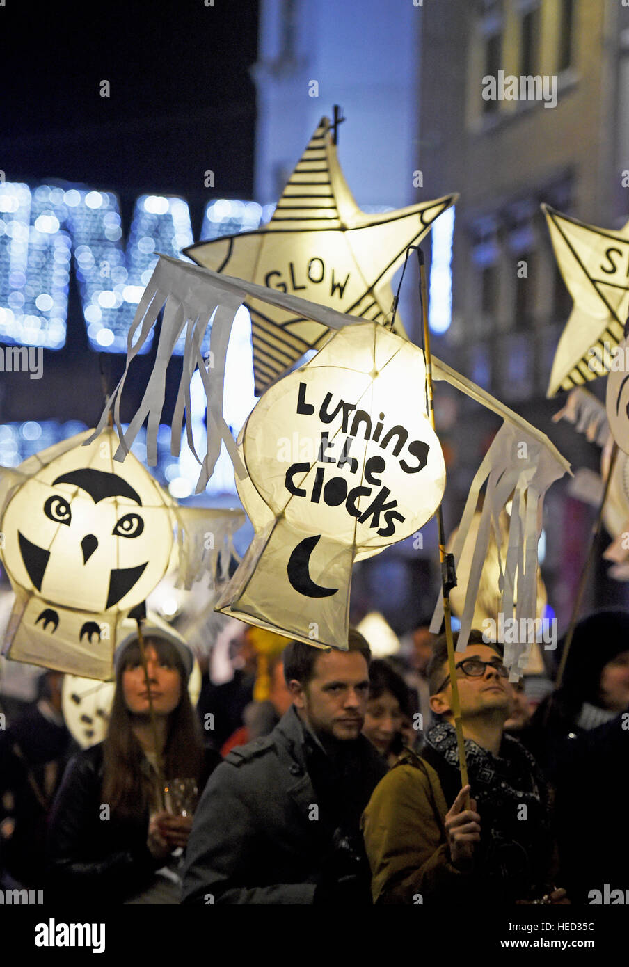 Brighton, Sussex, UK. Dec 21, 2016. Des milliers de personnes pour le brûlage annuel les horloges lantern procession et fire afficher dans Brighton ce soir. L'événement est organisé par le même ciel les arts communautaires de bienfaisance pour célébrer le solstice d'hiver et de réfléchir sur l'année écoulée © Simon Dack/Alamy Live News Banque D'Images