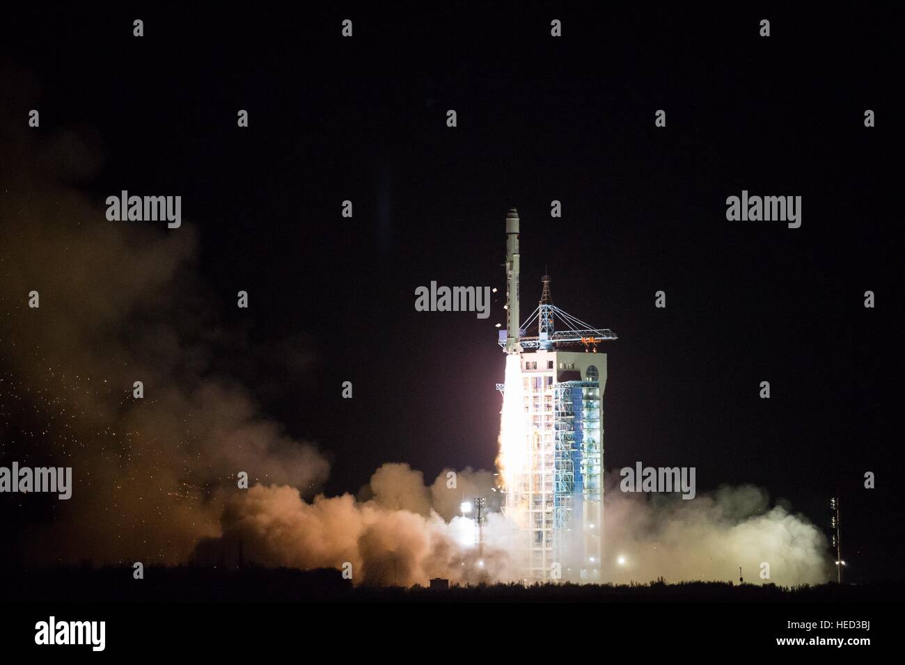 (161222) --JIUQUAN, 22 déc., 2016 (Xinhua) -- La longue marche-2D rocket transportant un satellite de surveillance du dioxyde de décolle la plateforme de lancement au Centre de lancement de satellites de Jiuquan Jiuquan, dans le nord-ouest de la Chine, la province de Gansu, du 22 novembre 2016. C'était la 243e mission de la série longue marche des roquettes. En outre, la fusée TanSat également une haute résolution par satellite micro-nano et micro-nano spectre deux satellites pour la surveillance agricole et forestier. (Xinhua/Ren Hui) (HCS) Banque D'Images