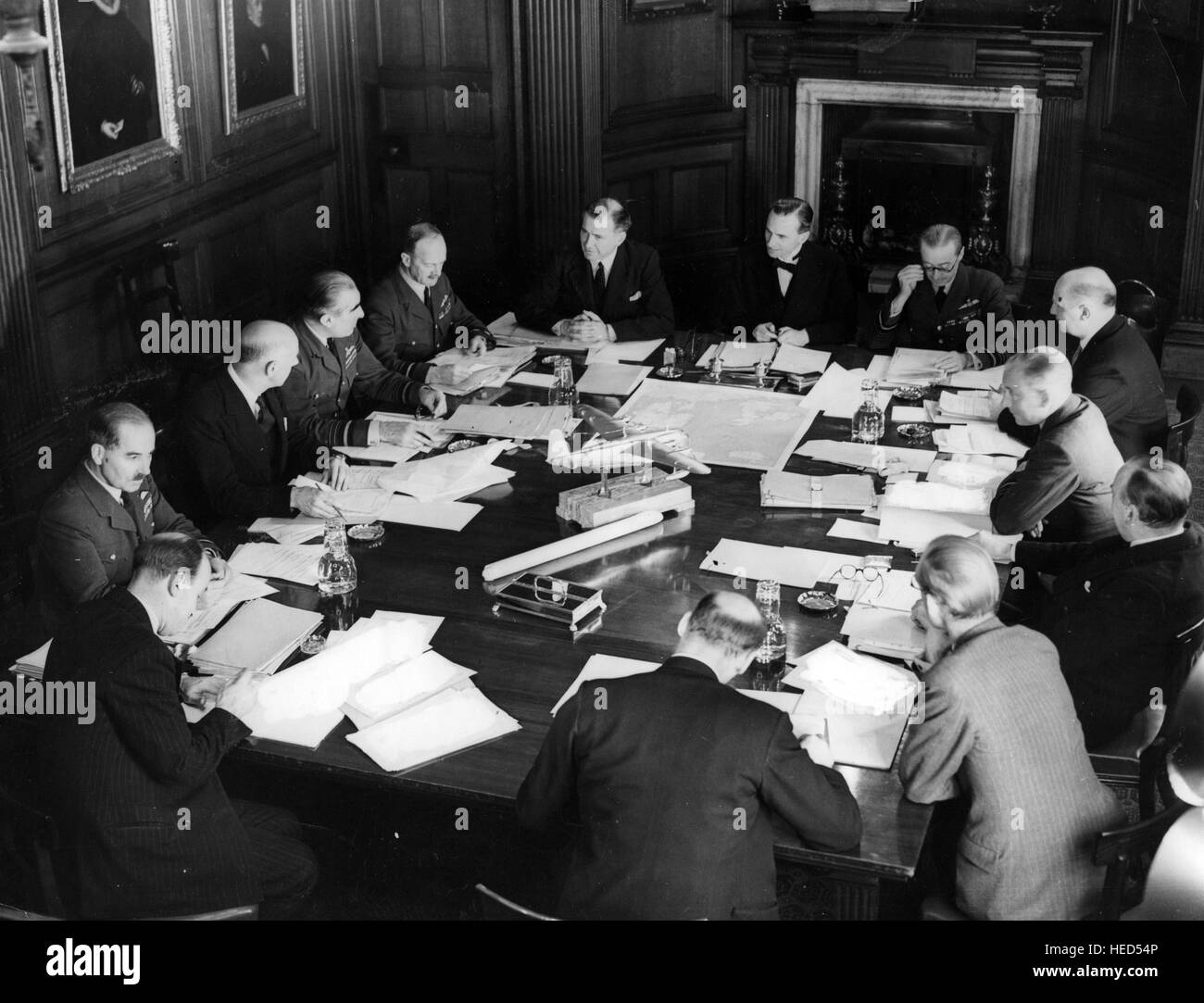 Juillet 1940 Conseil de l'air britannique. De gauche à droite : AVM Alfred Garrod ; Sir Harold Howitt ; Suis Christopher Courtney ; suis Leslie Gossage ; le Capt Harold Balfour ; Archibald Sinclair. ACM Cyril Newall ; Sir Arthur Street ; ACM Wilfred Freeman ; Sir Charles Craven ; R.H. Melville ; le/l William Wakefield MP VOIR DÉTAILS CI-DESSOUS Banque D'Images