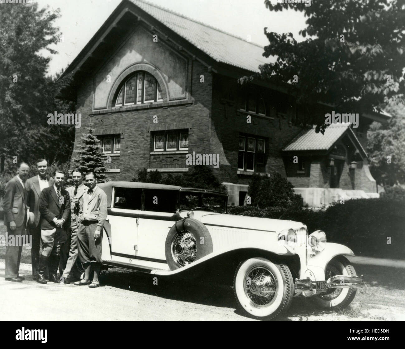 Cordon et le personnel de la société VOITURE AUBURN avec un cordon 1929 L-29. De gauche à droite : Wade Morton, directeur des ventes de cordon, Neil McDarby, Auburn Directeur des ventes, Cliff Henderson, Roy Faulkner VP d'Auburn Auburn Cordon Wilson, président Banque D'Images