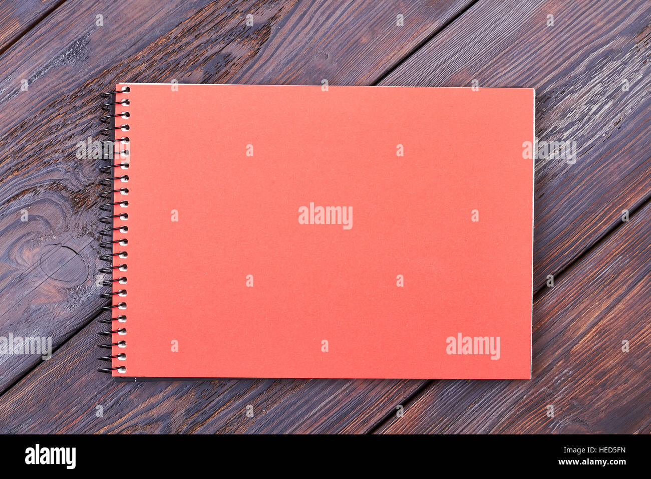 Le bloc-notes sur fond de bois. Banque D'Images