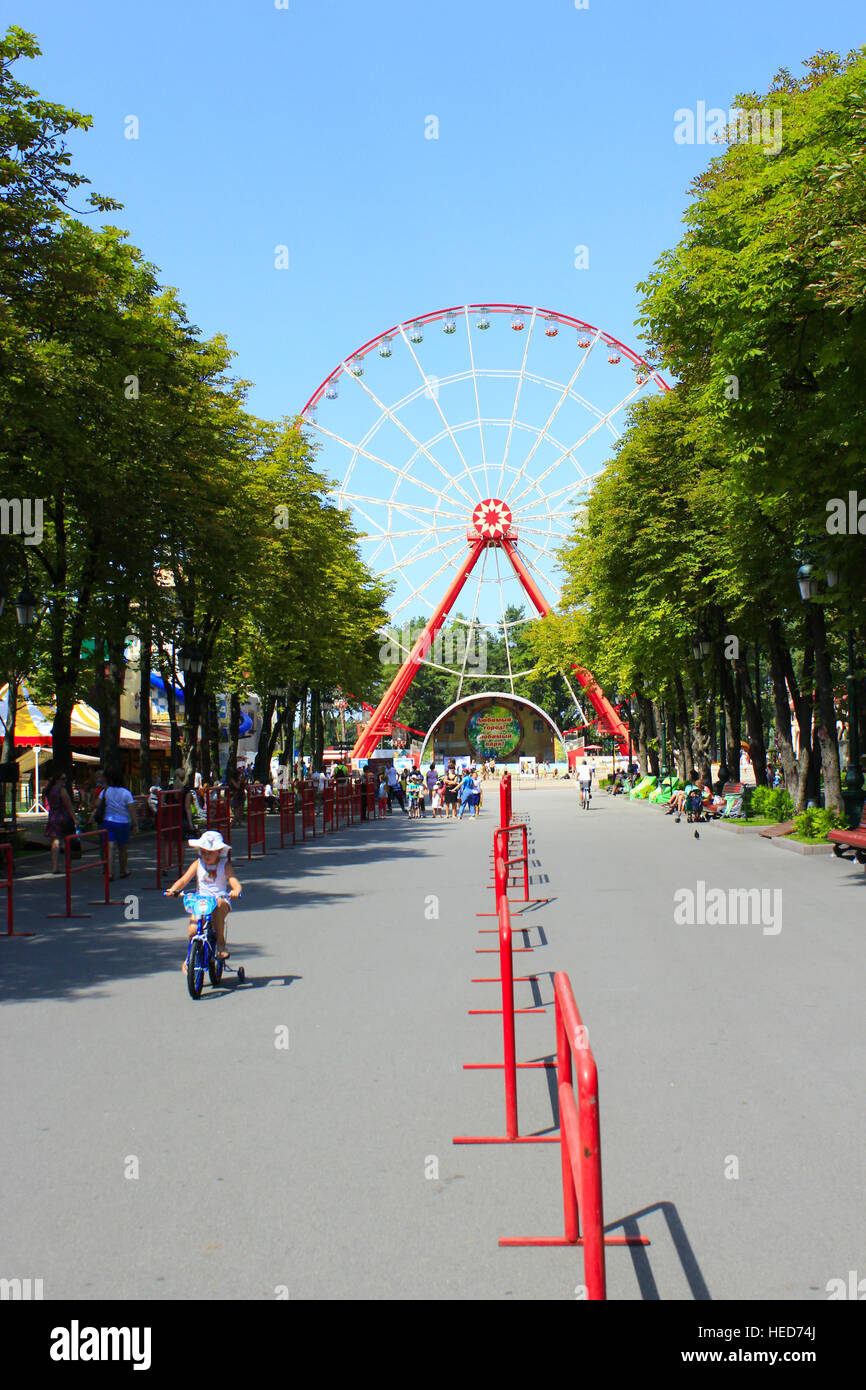 Vue de la grande roue et les gens à pied dans le parc Gorky à Kharkiv Banque D'Images
