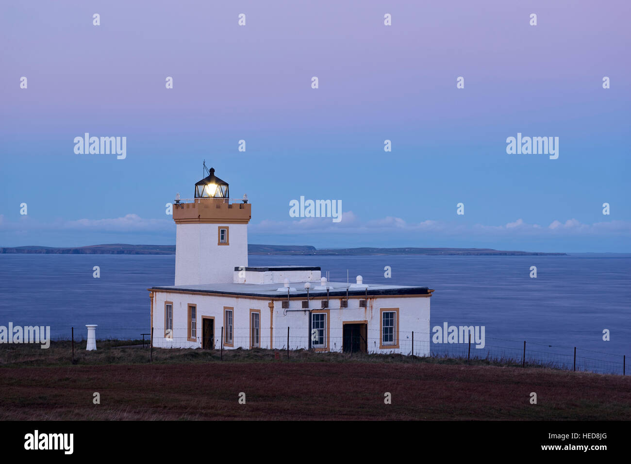 Duncansby Head Lighthouse, Caithness, Ecosse au crépuscule Banque D'Images