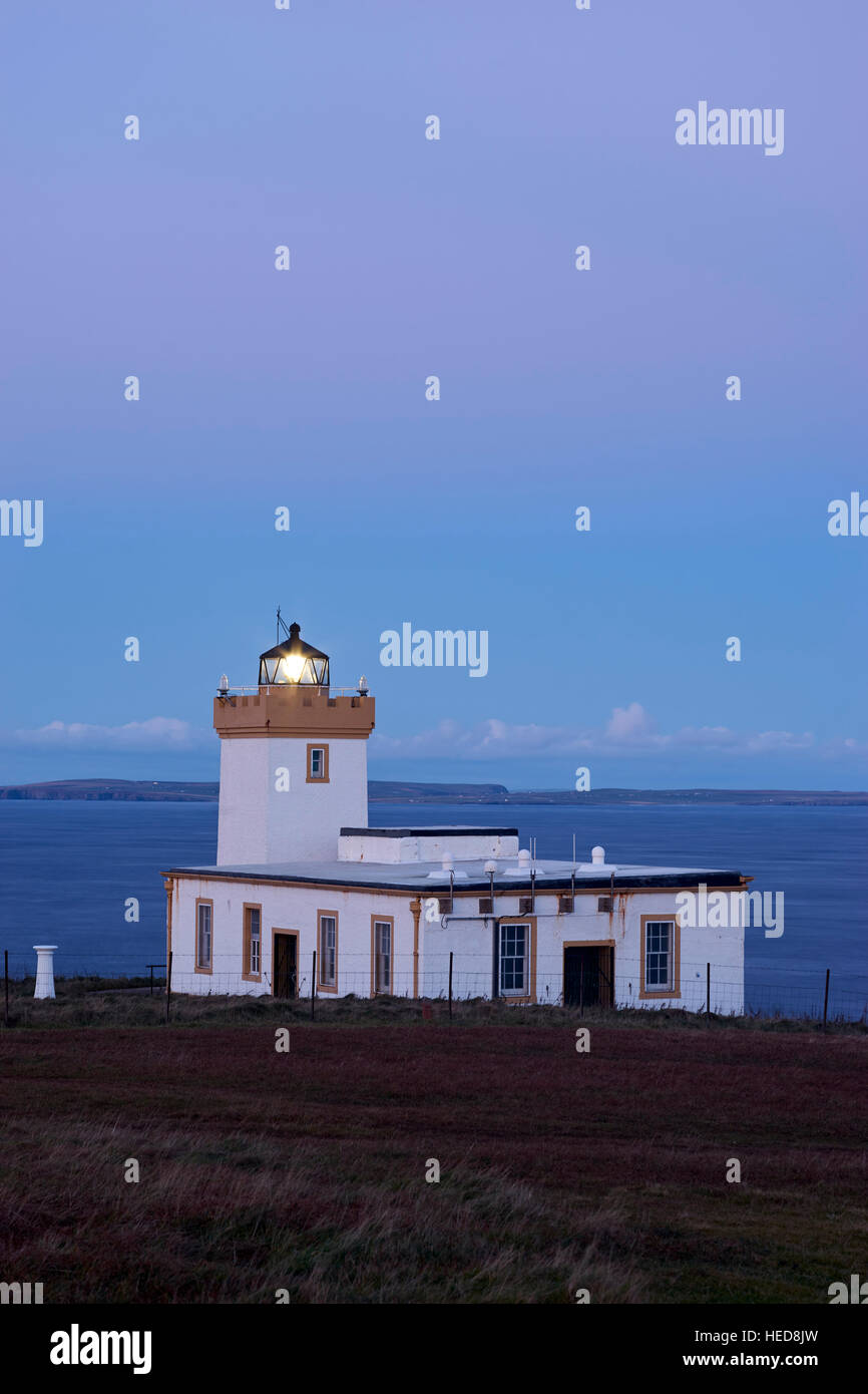 Duncansby Head Lighthouse, Caithness, Ecosse au crépuscule Banque D'Images