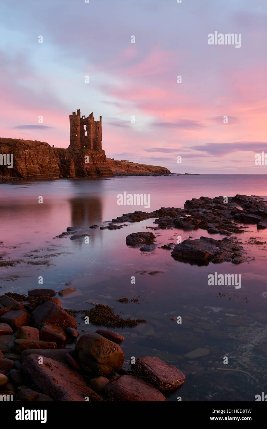 Château de Keiss, Cathness, Ecosse au lever du soleil Banque D'Images