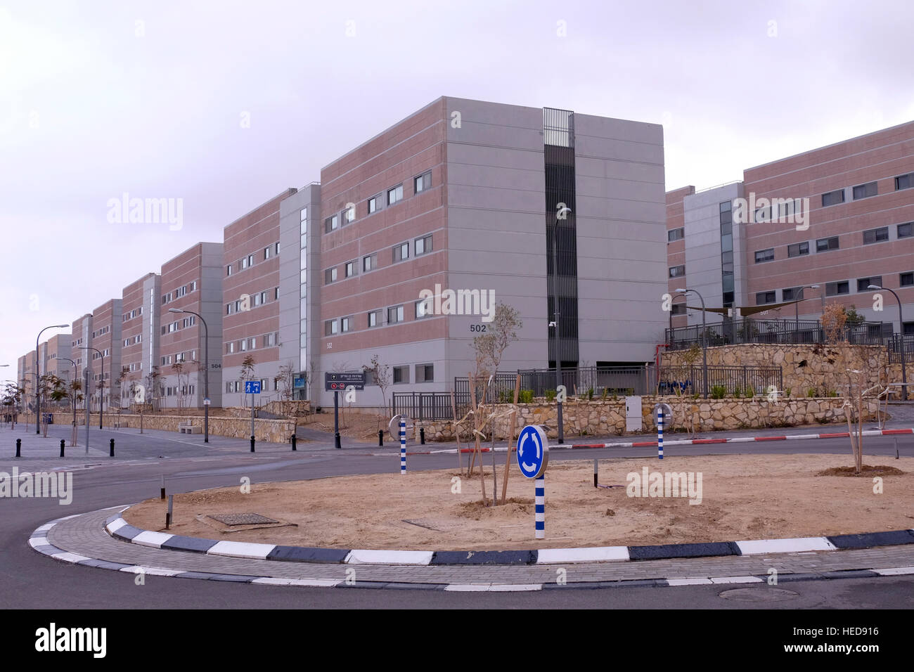 Formation de bâtiments scolaires au Camp Ariel Sharon, ou en hébreu IR Habahadim un complexe de bases militaires comprenant des bases de formation de recrues non combattantes près de la ville de Yeruham dans le désert du Negev. Israël Banque D'Images