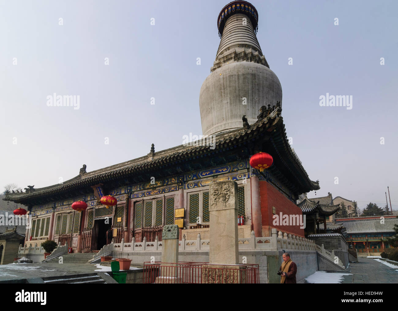 Taihuai : Wutai Shan, l'une des quatre montagnes sacrées du bouddhisme en Chine ; Tayuan ; Temple stupa blanc et Monk, Shanxi, Chine Banque D'Images