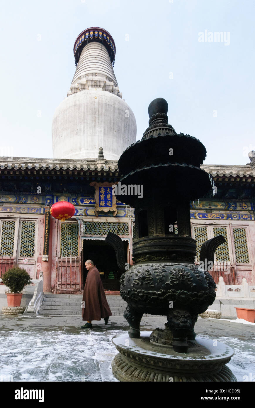 Taihuai : Wutai Shan, l'une des quatre montagnes sacrées du bouddhisme en Chine ; Tayuan ; Temple stupa blanc et Monk, Shanxi, Chine Banque D'Images