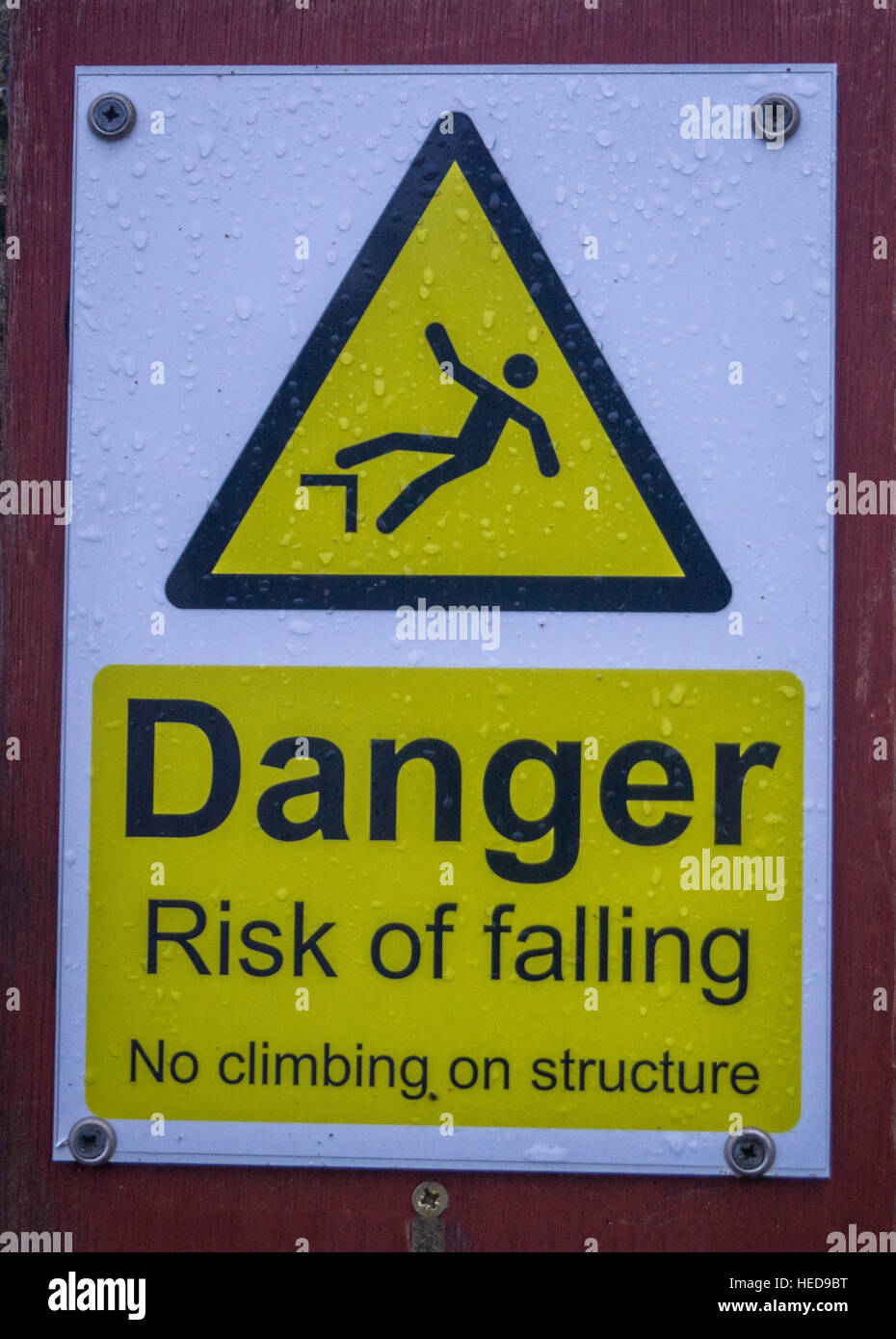 Pas d'escalade sous la pluie-Danger risque de chute sign Banque D'Images