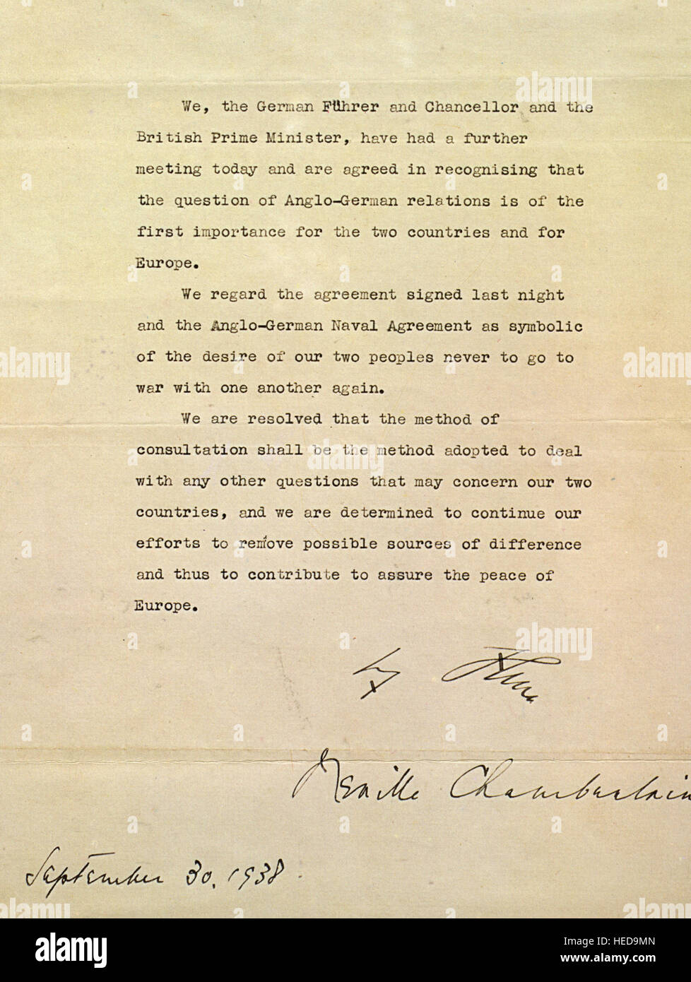 NEVILLE Chamberlain (1869-1940) La "La paix en notre temps' document signé par Chamberlain et Hitler le 30 septembre 1938 Banque D'Images
