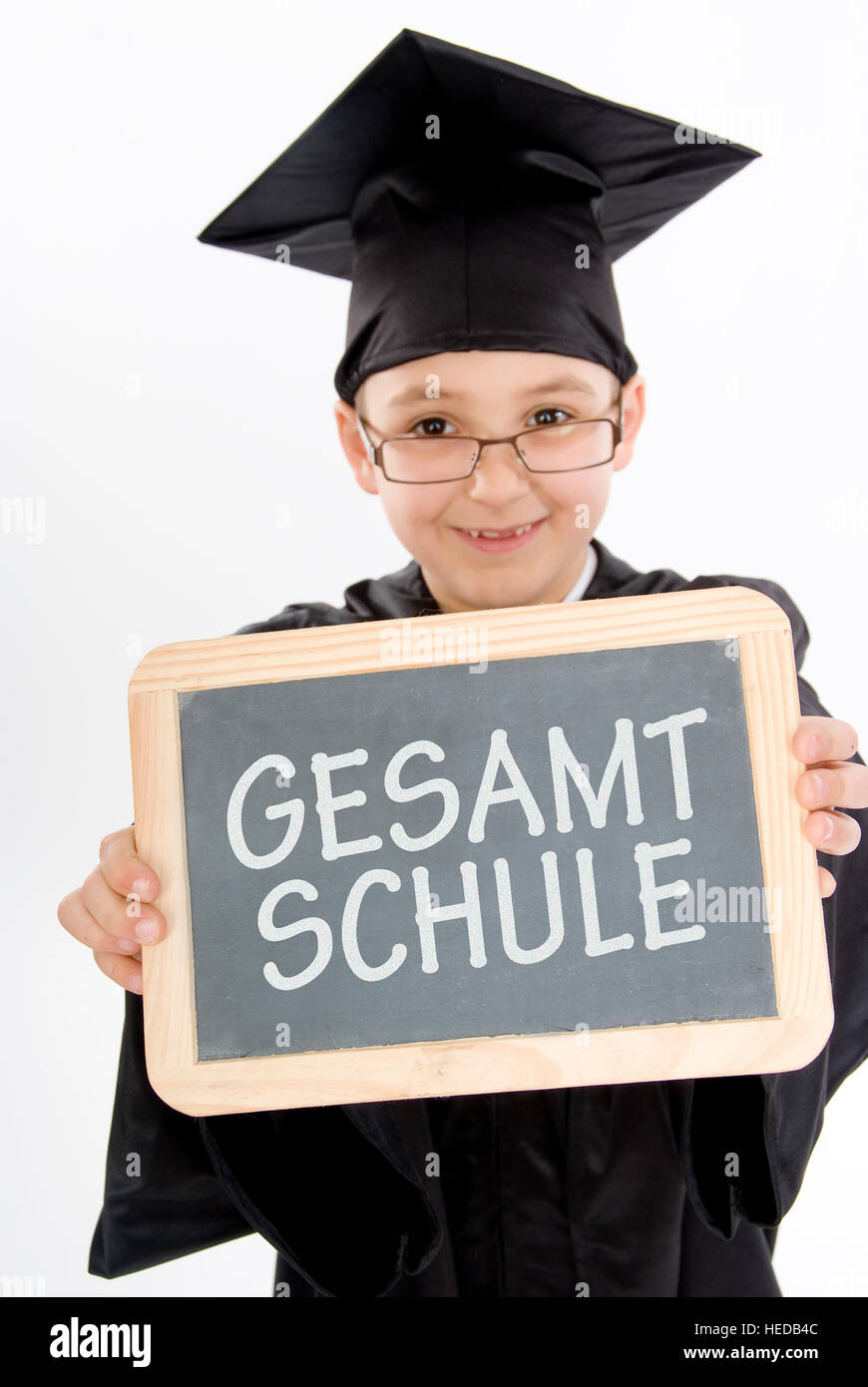 7 ans tenant une petite ardoise, tableau noir, Gesamtschule, comprehensive school, écrit dessus Banque D'Images
