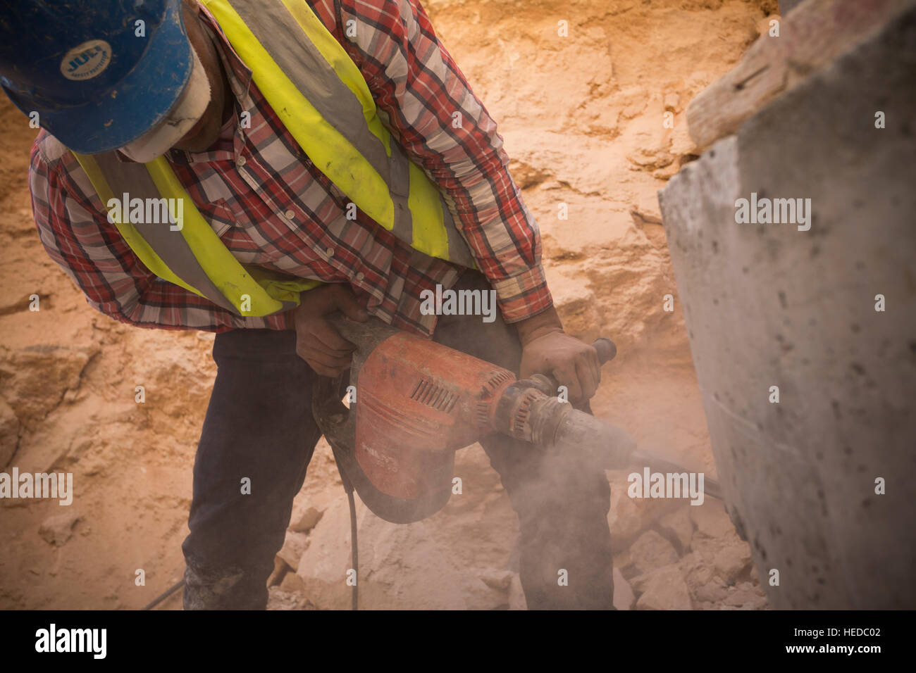 Aider les travailleurs dans la construction d'eau urbaine à Aqaba, Jordanie. Banque D'Images