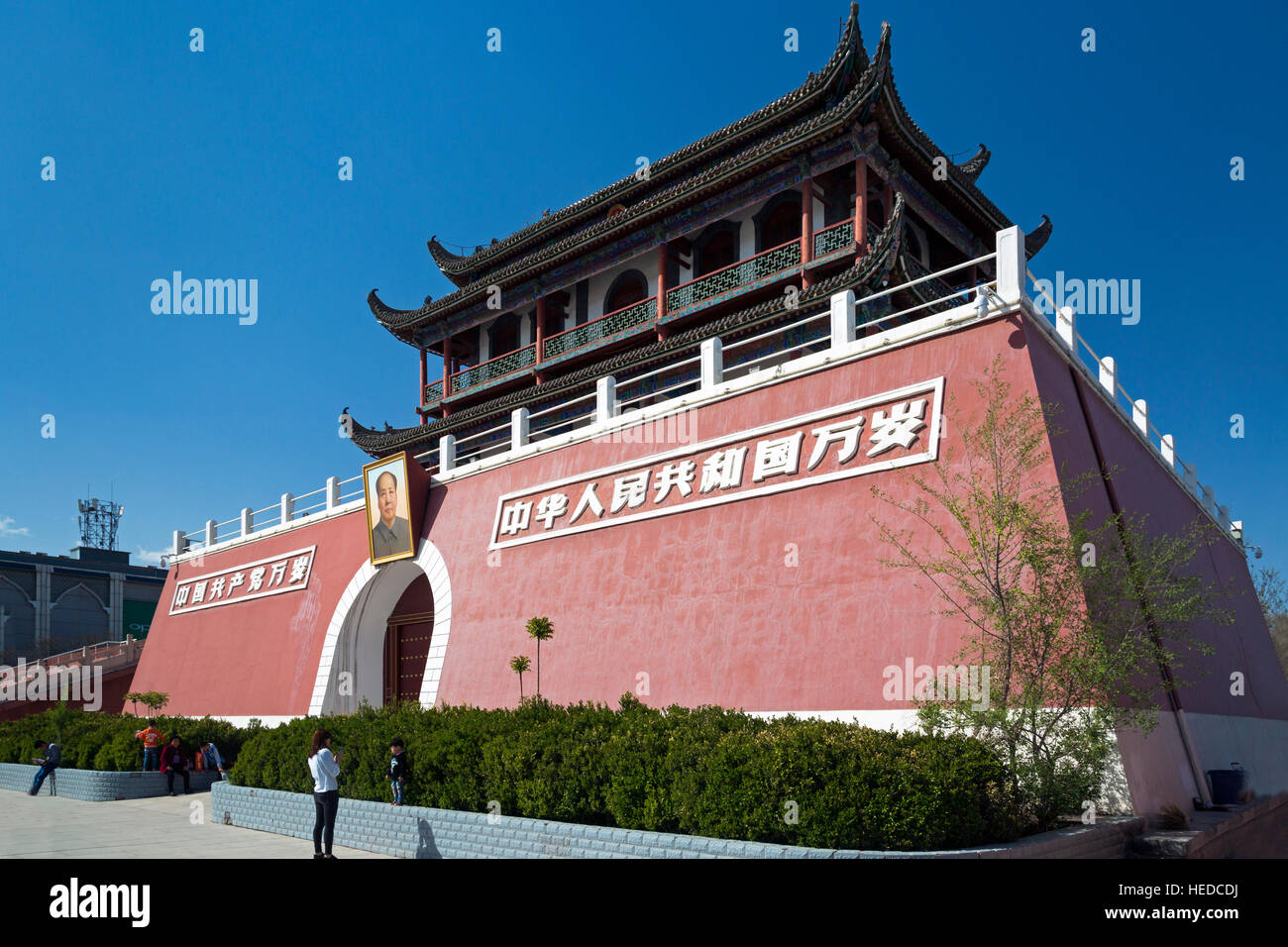 Les piétons à Tonghua Tower, Yinchuan, Ningxia, Chine Banque D'Images