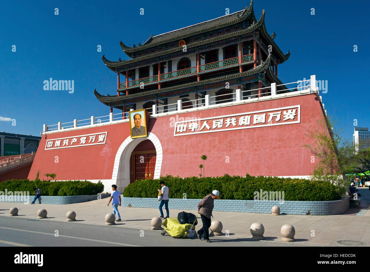 Les piétons à Tonghua Tower, Yinchuan, Ningxia, Chine Banque D'Images