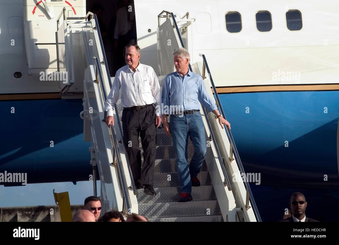 L'ancien président américain George H. W. Bush (à gauche) et Bill Clinton un USAF écorcer C-23 avions Sherpa lors d'un arrêt de carburant à l'Anderson Air Force Base, 19 février 2005 à Yigo, Guam. Bush et Clinton se rendent en Asie du sud-est d'aider avec tsunami aide humanitaire. Banque D'Images