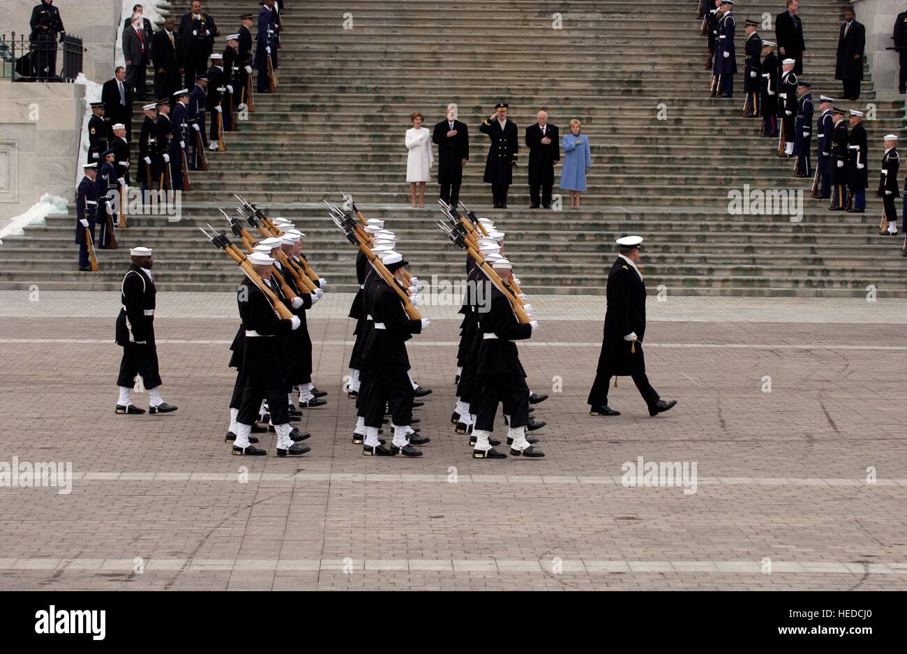 La cérémonie de la Marine américaine passe en revue la garde d'honneur lors de la deuxième élection présidentielle cérémonie d'investiture du président George W. Bush dans la capitale américaine à l'est l'avant le 20 janvier 2005 à Washington, DC. Banque D'Images