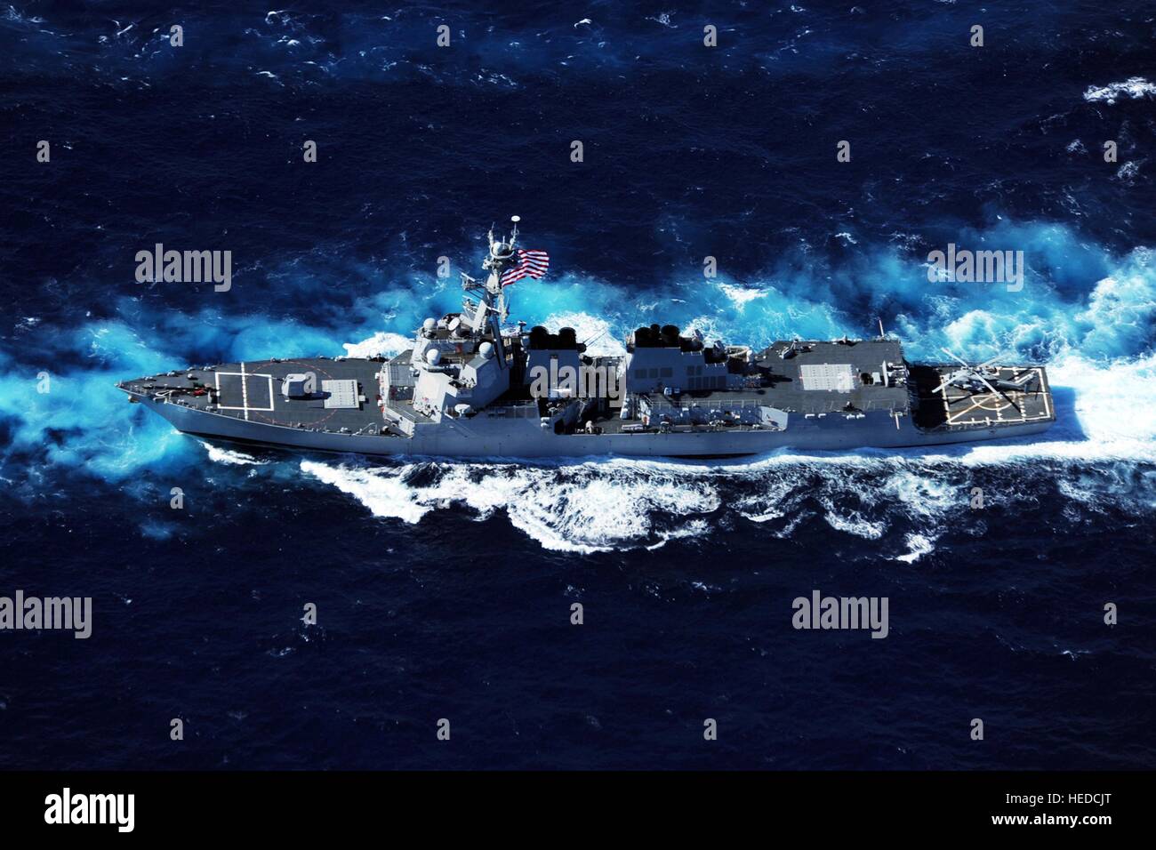 La marine américaine de la classe Arleigh Burke destroyer lance-missiles USS Shoup cuit en cours le 19 septembre 2010 dans l'océan Pacifique. Banque D'Images