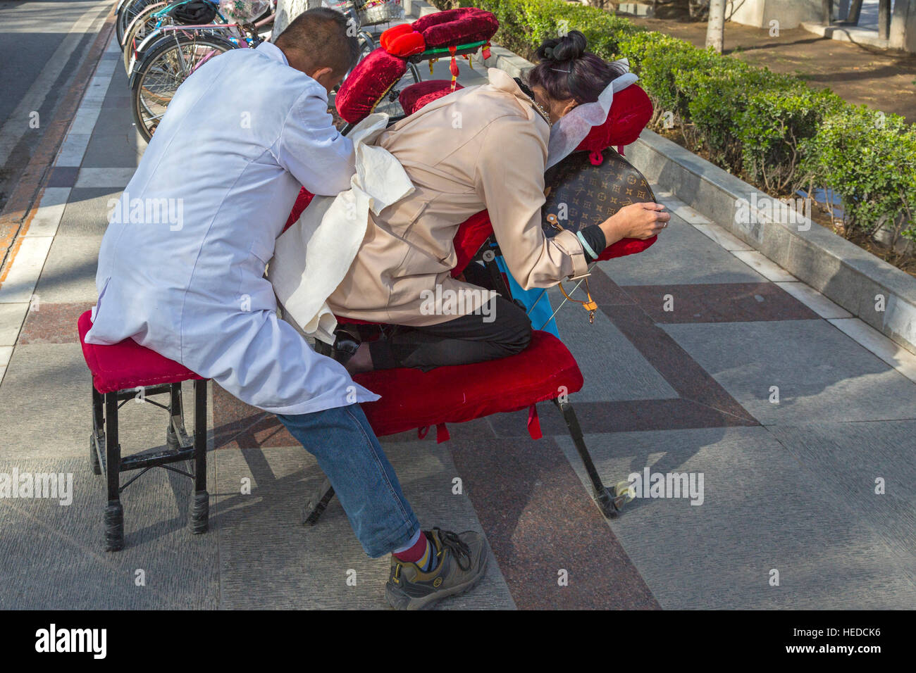 Massage dans la rue à Yinchuan, Ningxia, Chine Banque D'Images