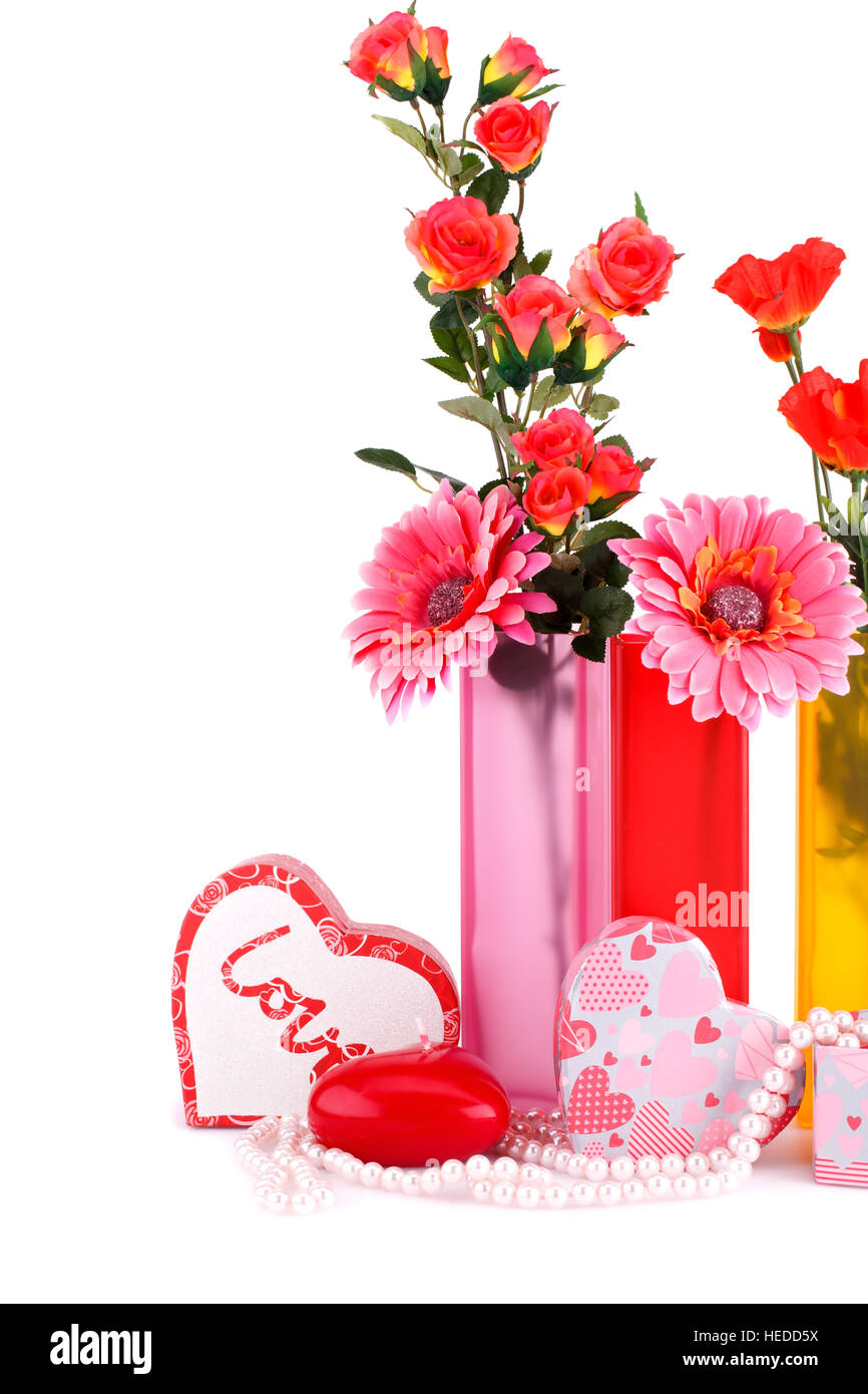 Fleurs, coeur rouge bougie, colliers, boîtes cadeaux isolé sur fond blanc. Banque D'Images