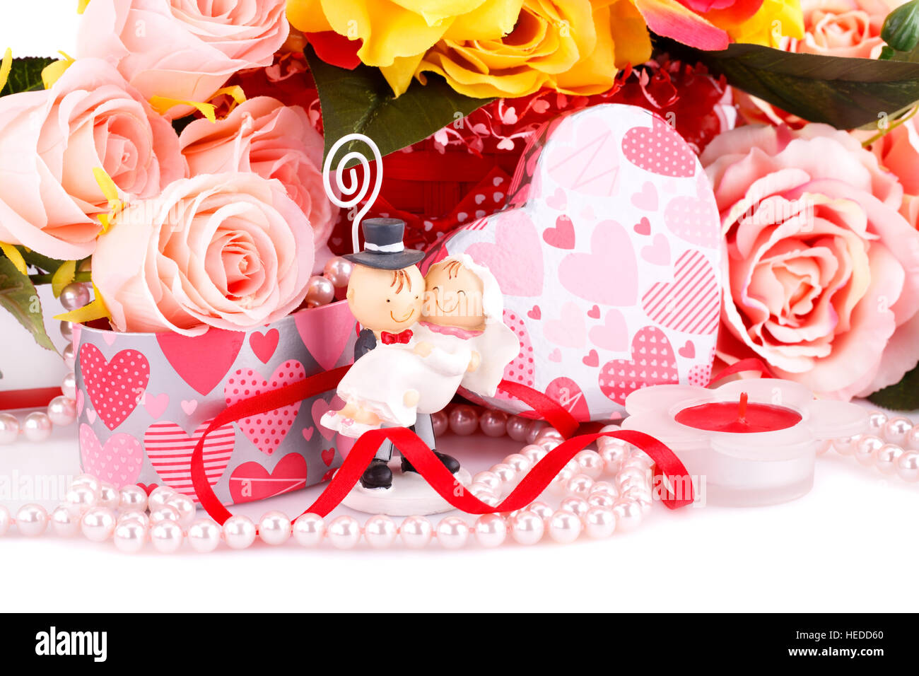 Roses colorées, mariée et le fiancé, bougie et gift photo. Banque D'Images