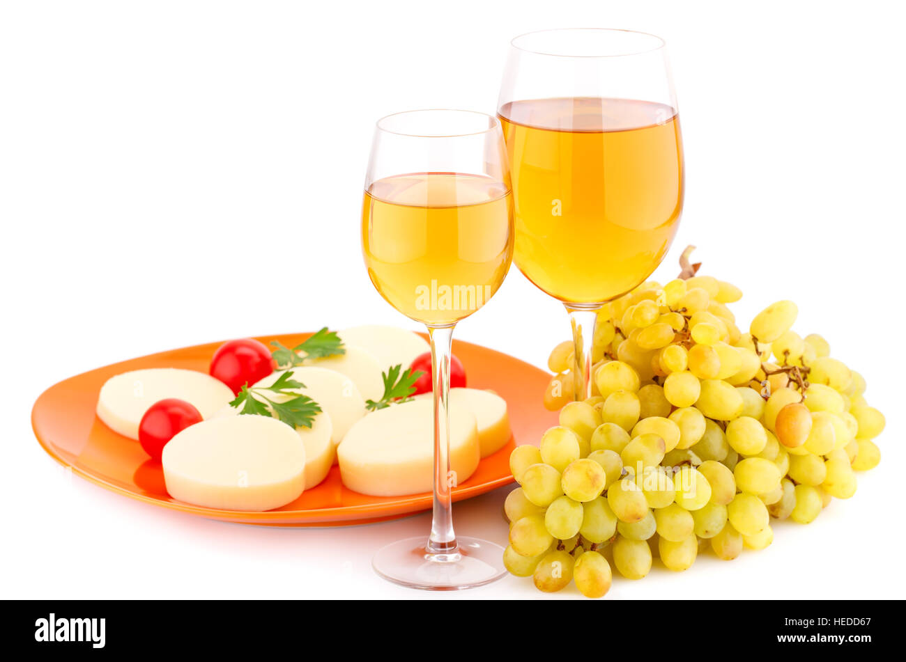 Vin, raisins, tomates et fromage isolé sur fond blanc. Banque D'Images