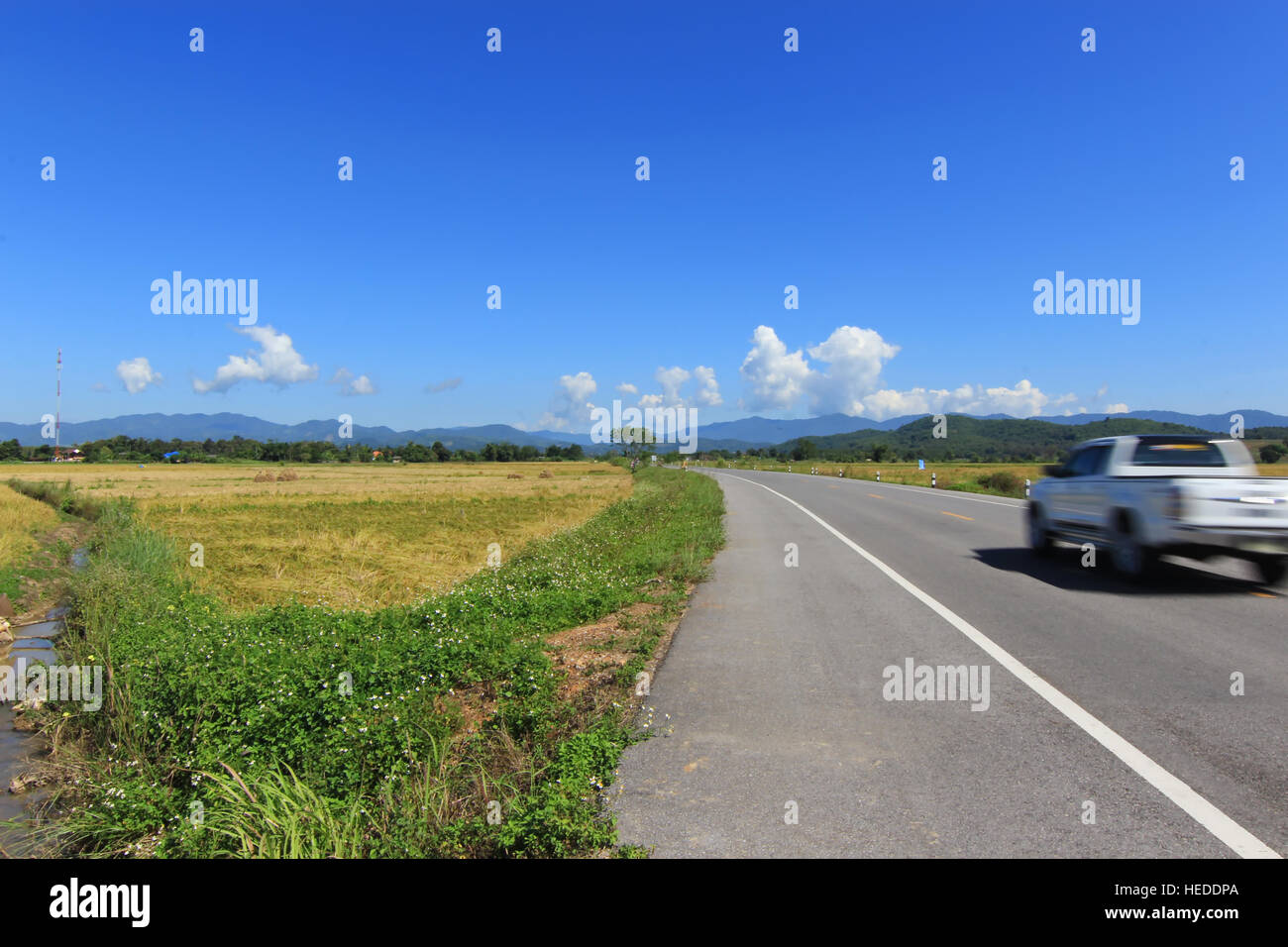 Camion de déménagement sur le fond de ciel bleu lane à Chiang Rai, Thaïlande Banque D'Images