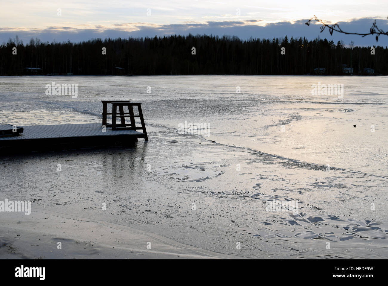 Piscine quai sur lac gelé. Banque D'Images